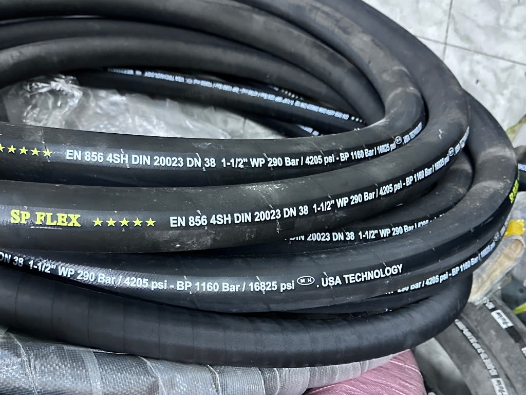 Chữ in trên ống 4SH cỡ 1-1/2 inch ở tiệm