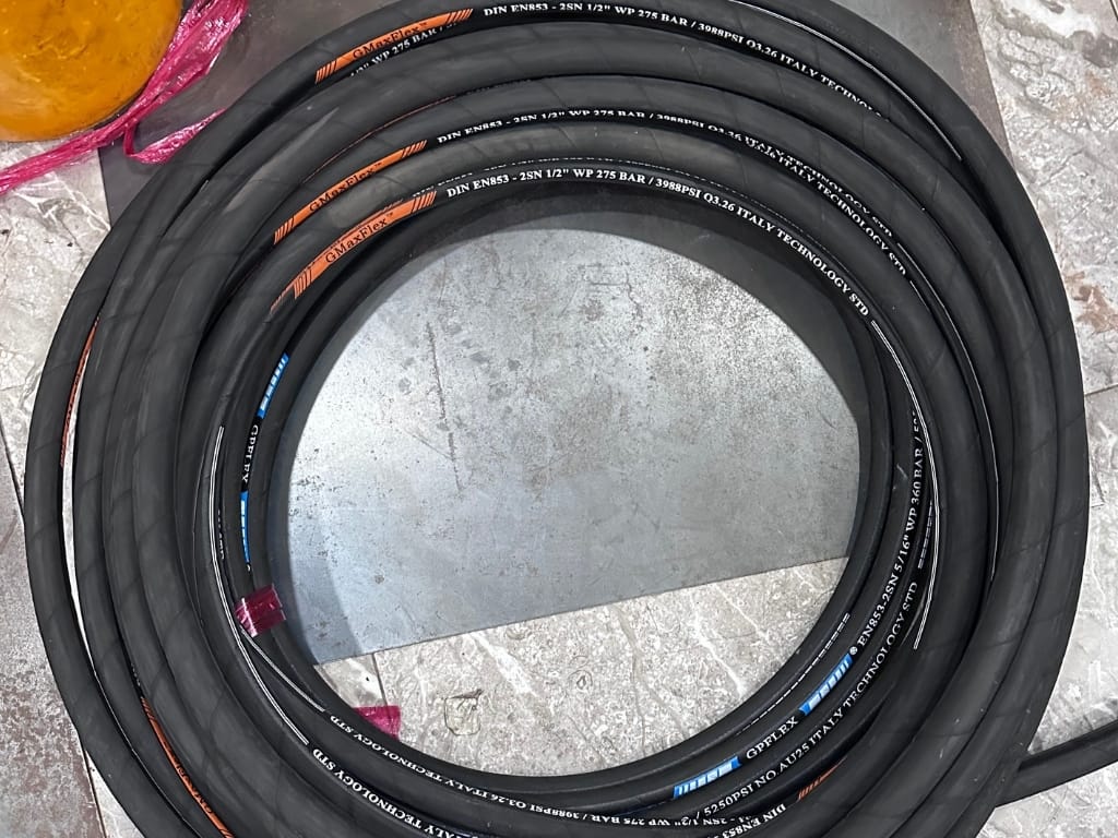 Chữ in trên ống 2SN cỡ 1/2 inch ở tiệm